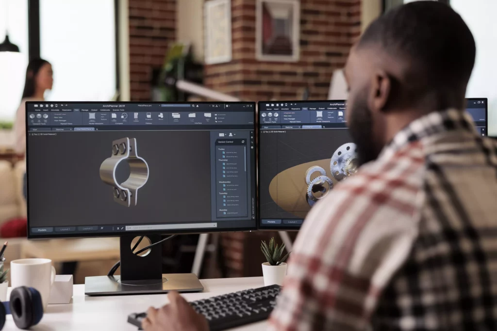 Homme noir devant son ordinateur en train de faire de la modélisation 3D sur une formation SolidWorks